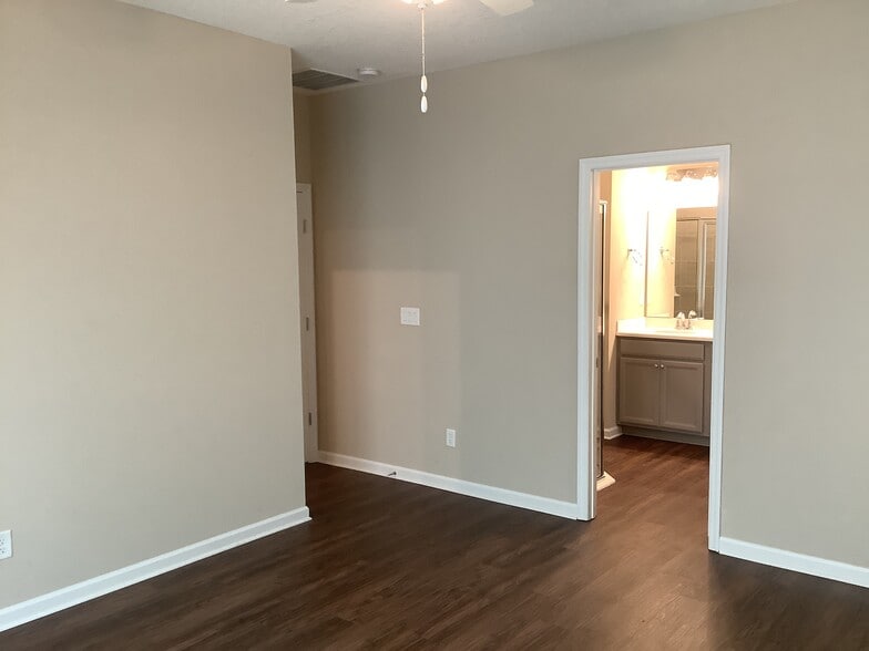 Building Photo - 300 Anastasia Park Rd