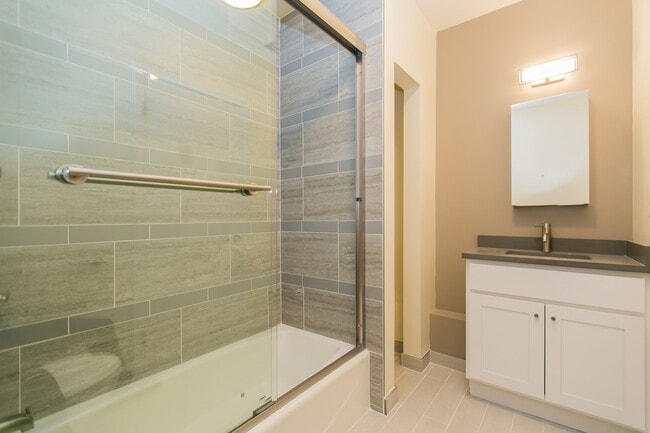 Building Photo - 2324 N Clark St