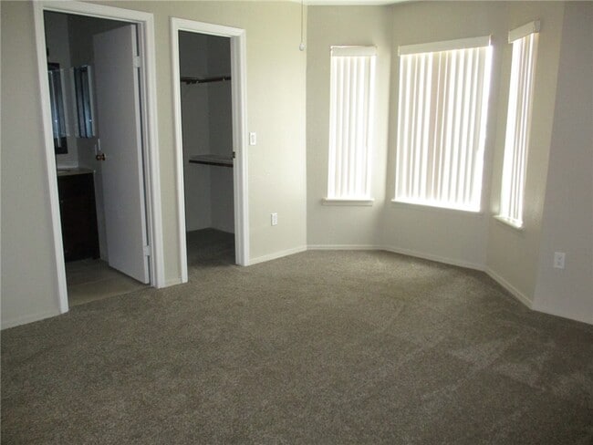 Building Photo - 1715 La Entrada Dr