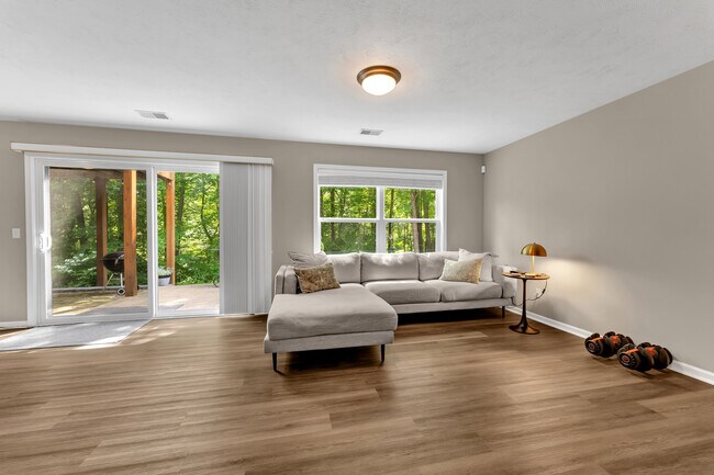 Building Photo - 6690 Green Valley Ct SE