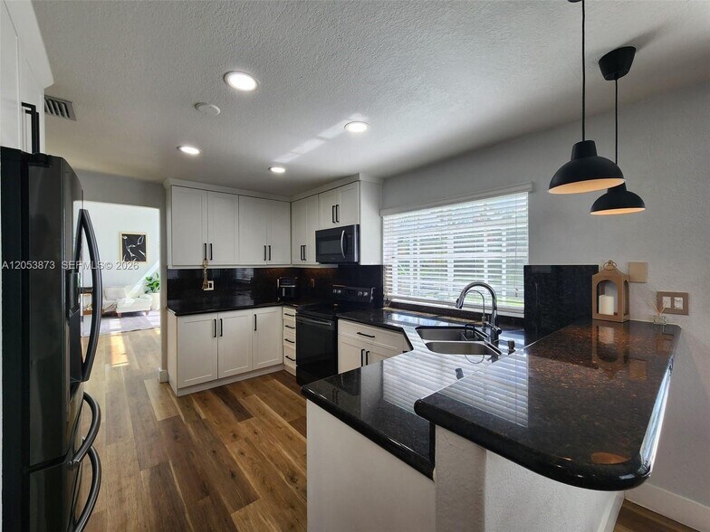 Building Photo - 594 Spinnaker