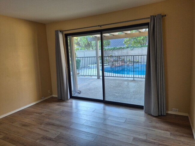 Building Photo - Beautiful  4 bedroom 2.5 bath with loft & Pool