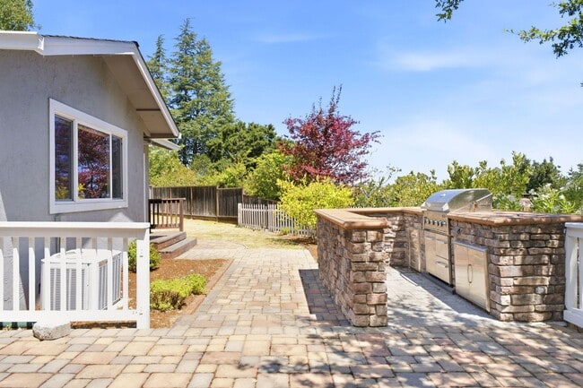 Building Photo - Spacious 4-bedroom 2-Bath in Desirable Area in Walnut Creek!