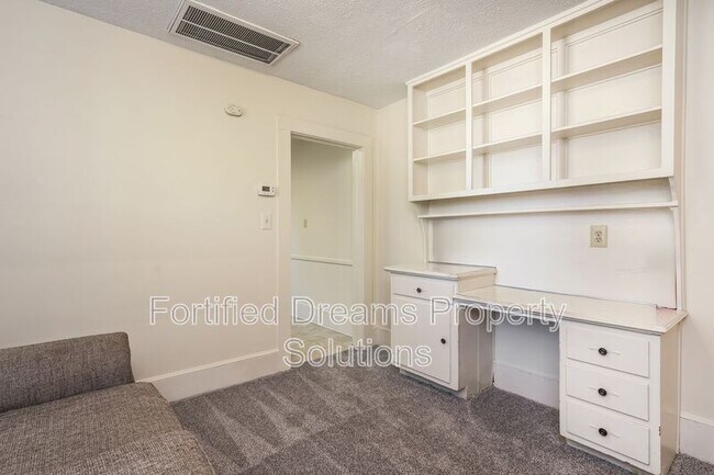 Building Photo - 400 S.Spring St