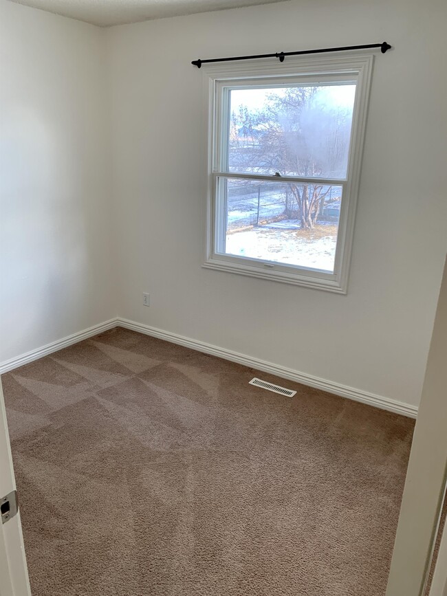 Building Photo - 3895 Kitt Dr