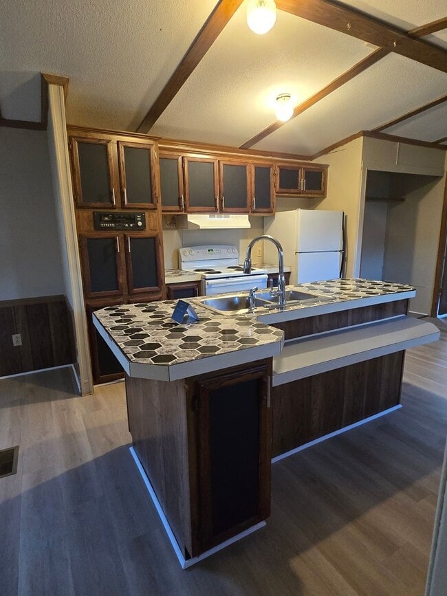 Building Photo - 3 bedroom, 2 bath Mobile Home in Yorktowne