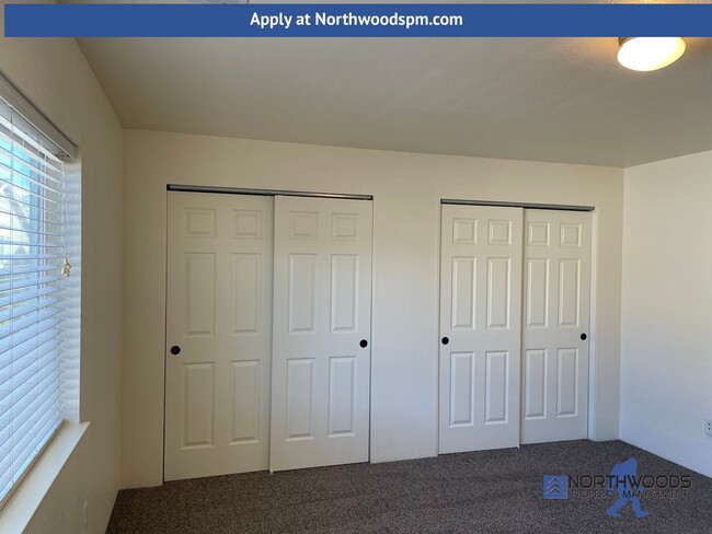 Building Photo - Very Nice 2 Bedroom 2 Bath 2 Story Townhom...