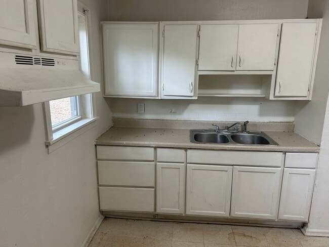 Building Photo - 1005 Nancy Ln SE