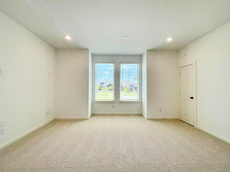 Building Photo - 15603 Valerian Trl