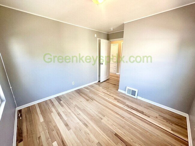 Building Photo - 2-Bedroom 2-Bathroom House in NE Portland,...