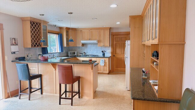 Building Photo - Available late August: this spacious 3brm/2 bath rambler near Whatcom Falls Park