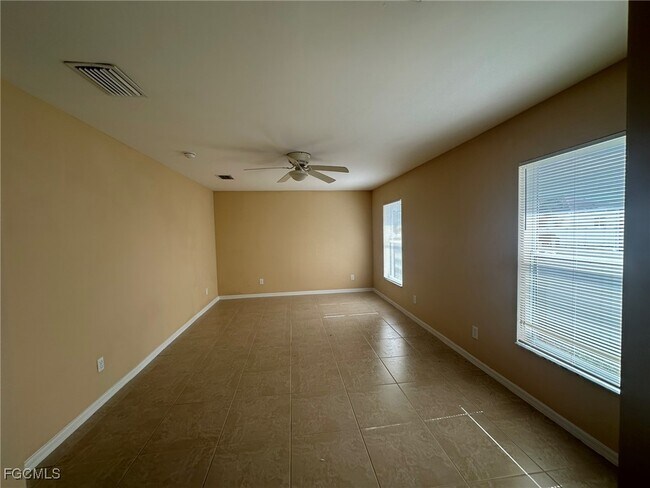 Building Photo - 2125 NE 9th Ave