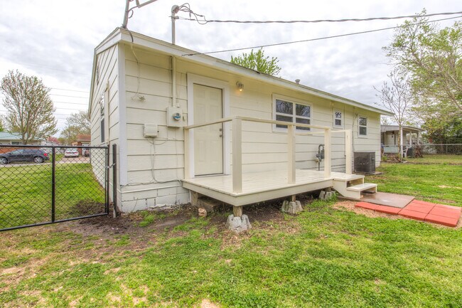 Building Photo - 404 S 200th E Ave