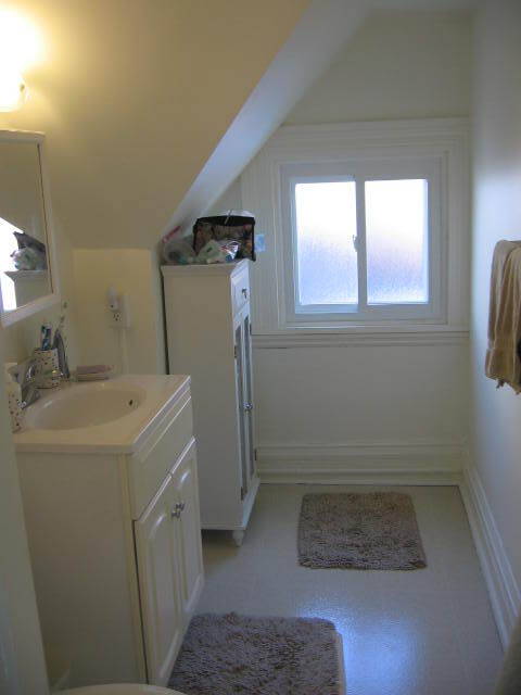 1/2 bath on Bedroom Floor - 364 Lehigh Ave