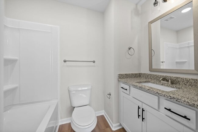 Building Photo - Close to downtown Clarksville & APSU! 2 Bed/2.5 Bath townhouse!