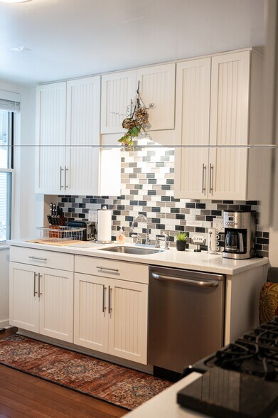 dishwasher - 4210 Calvin St