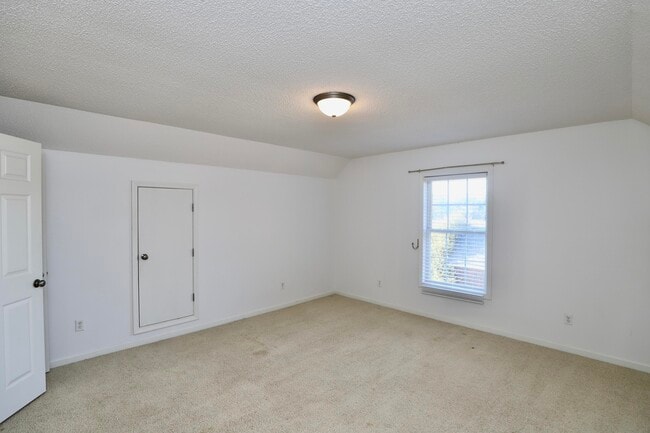 Building Photo - 3065 Temple Rd