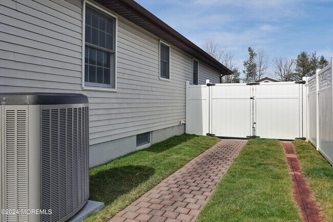 Building Photo - 16 Pinetree Ln