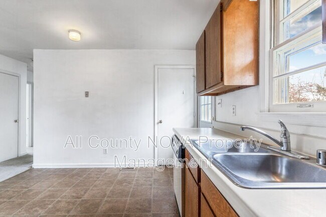 Building Photo - 211 Church St