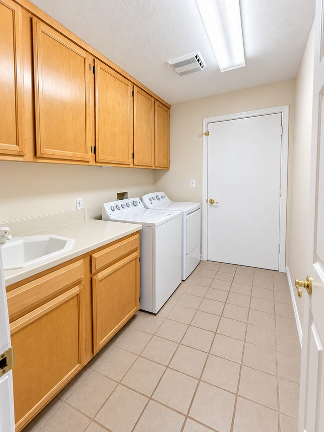 Building Photo - 3071 Crestablanca Dr