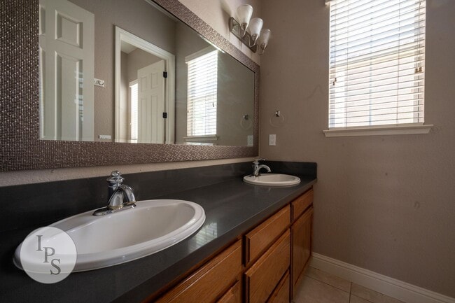 Building Photo - Charming 4BR/2BA Home in the Heart of Clovis Unified!