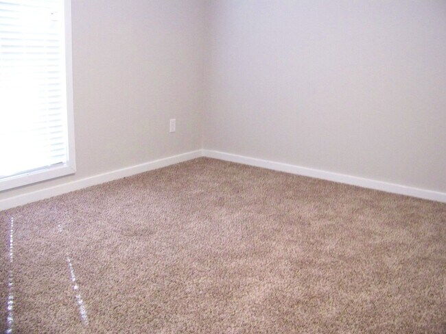 Building Photo - WATERS EDGE