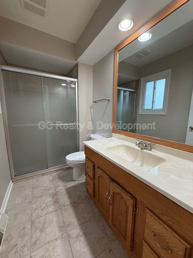 Building Photo - 609 Pinecroft Dr