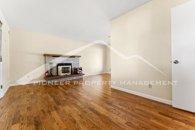 Building Photo - Charming Home with Central AC and Washer/Dryer
