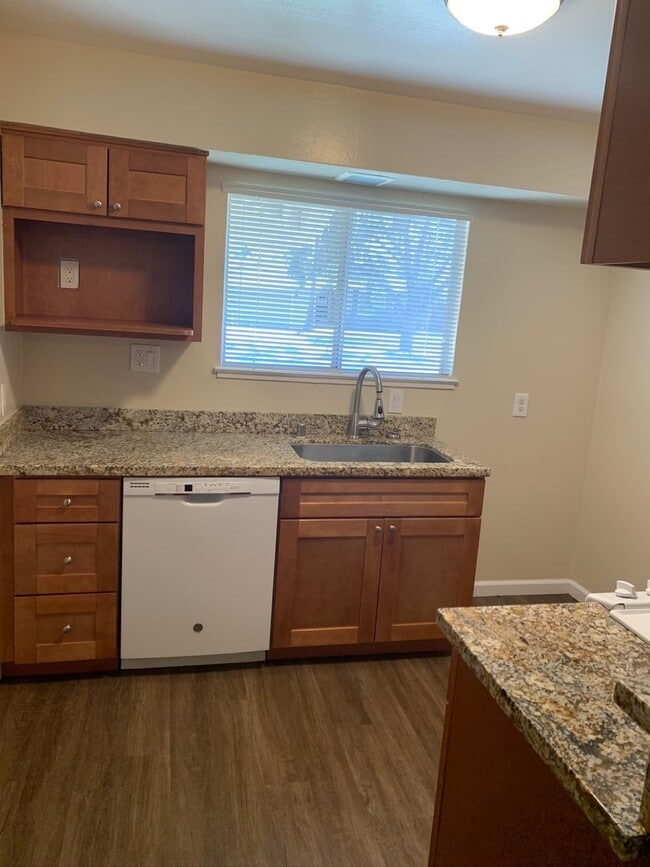 Building Photo - Excellent Value! Spacious Updated South Sa...