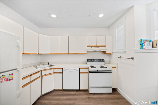 Building Photo - 136 Maple Ave