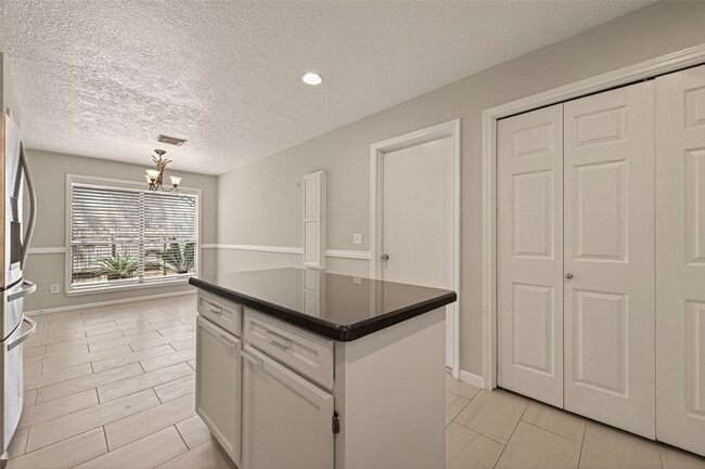 Building Photo - 27 Lush Meadow Pl