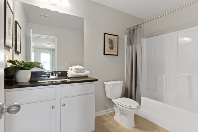 Building Photo - 3 BEDROOM TOWNHOME IN OAKWOOD! Rabun Floorplan