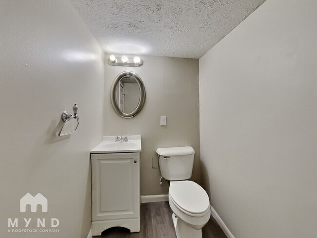 Building Photo - 384 Parkdale Dr