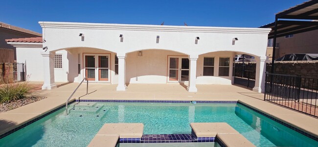 Building Photo - Stunning 4 bedroom, 2.5 bath home in West ...