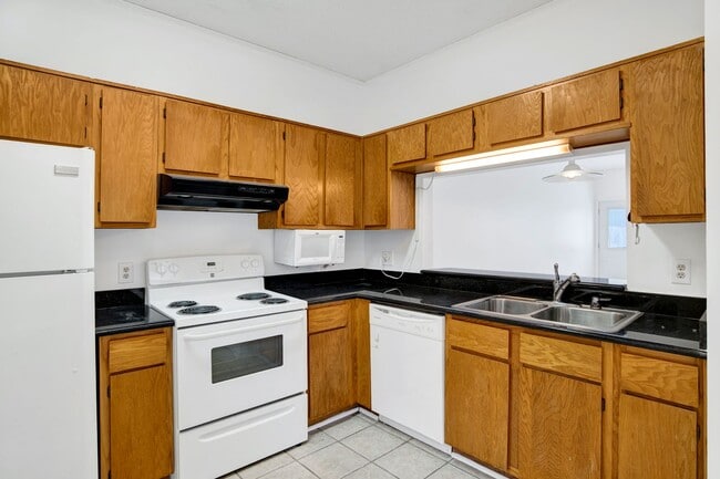 Building Photo - Spacious 2 Bed/2.5 Bath Townhome with 1 Ca...