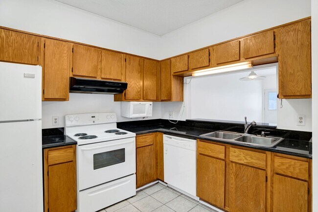 Building Photo - Spacious 2 Bed/2.5 Bath Townhome with 1 Car Garage Near Shopping & Restaurants