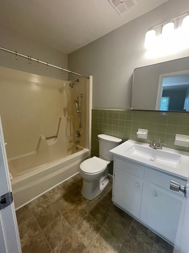 Building Photo - Welcome to this charming 3-bedroom, 2-bath...