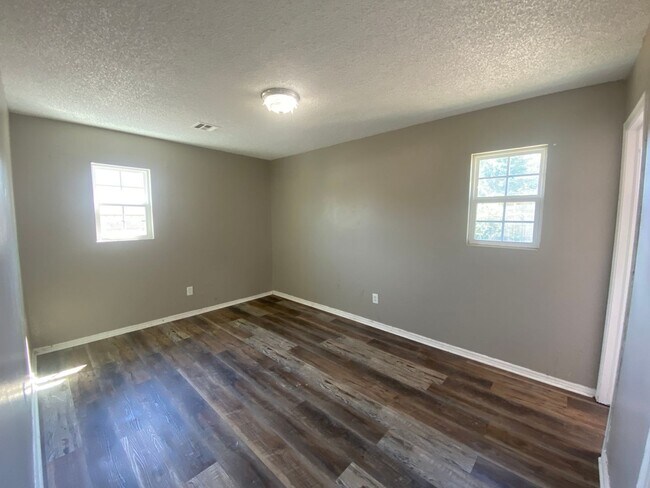 Building Photo - 1800 NE 56th St