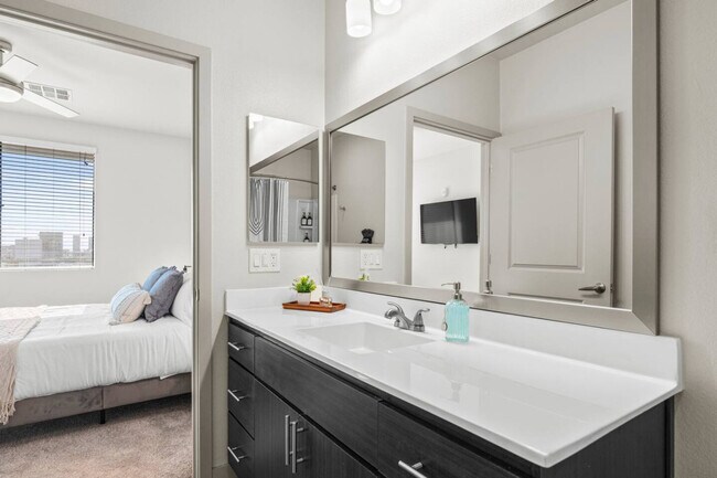 Building Photo - 711 W Broadway Rd