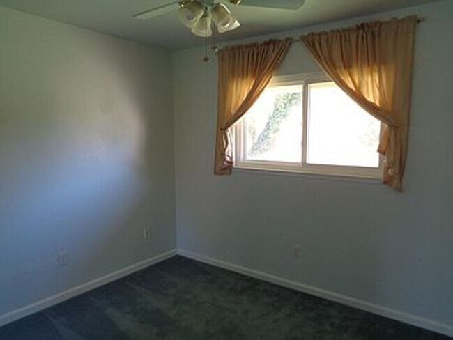 Building Photo - 1131 Knollwood Dr