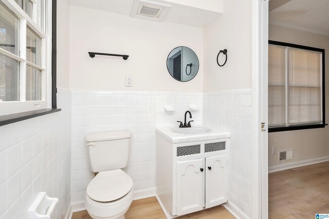 Building Photo - 3338 Crescent Dr