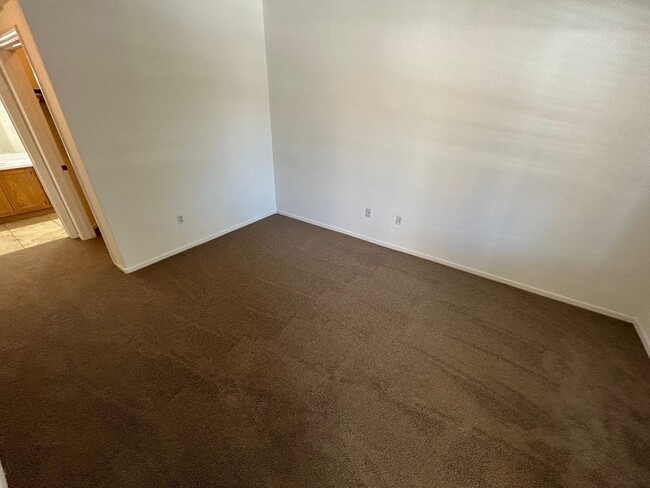 Building Photo - SPACIOUS 2 BEDROOM, 2 BATHROOM UPSTAIRS CO...