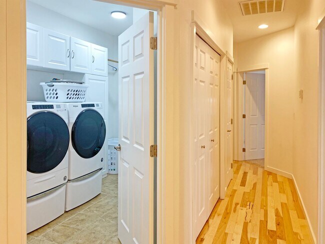 Building Photo - Beautiful Single Level Home in North Albany!