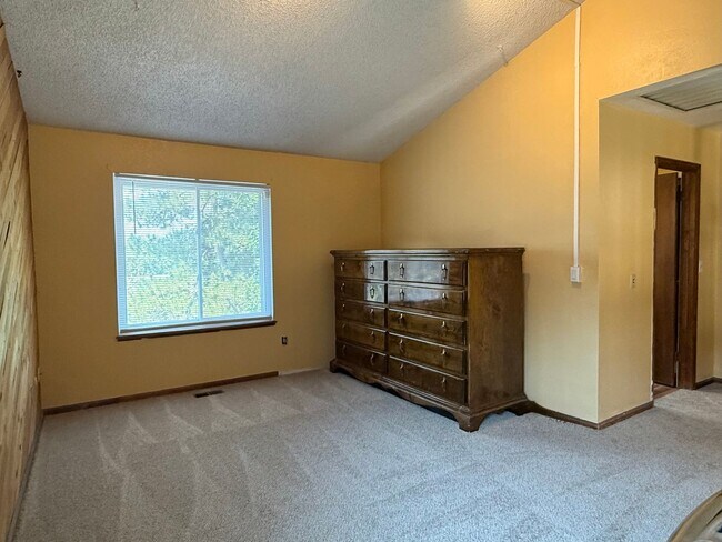 Building Photo - Spacious Home in the Heart of Aurora with ...