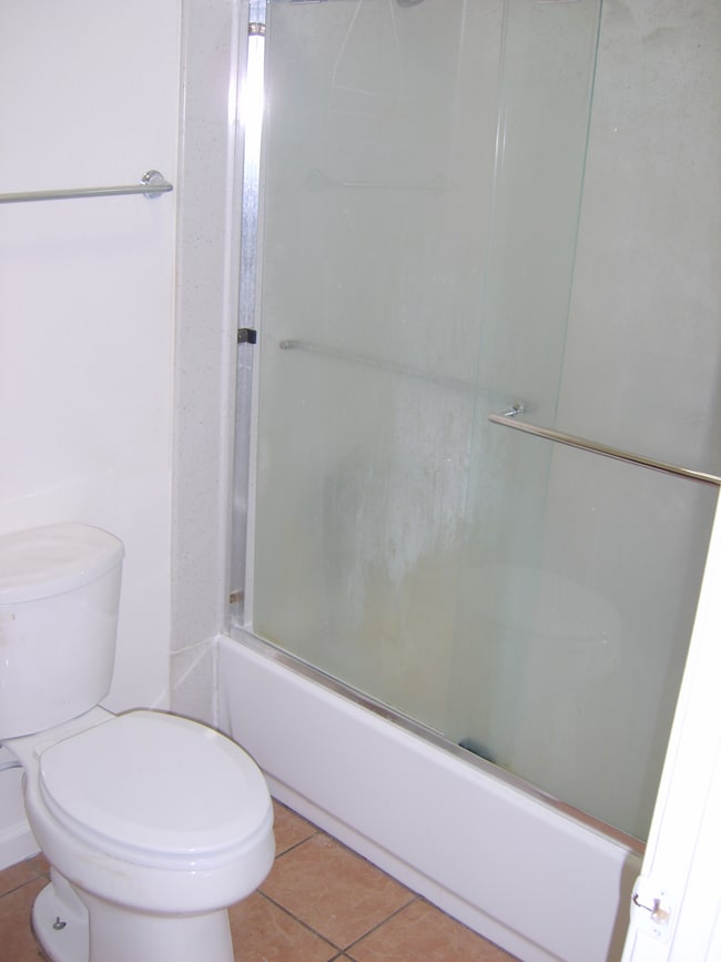 Building Photo - Nice 3BR duplex with some utilities included