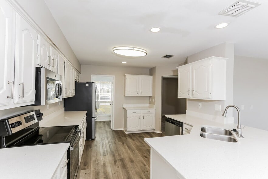 Building Photo - 950 Silver Streak Dr