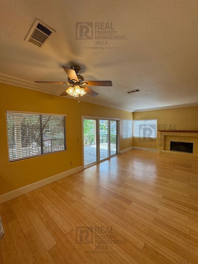 Building Photo - Waterfront Living in Canyon Lake!