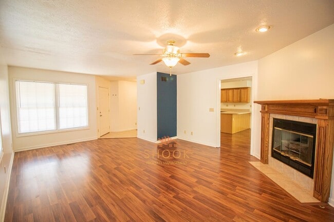 Building Photo - LARGE TOWNHOME CLOSE TO CAMPUS - LOTS OF SPACE!