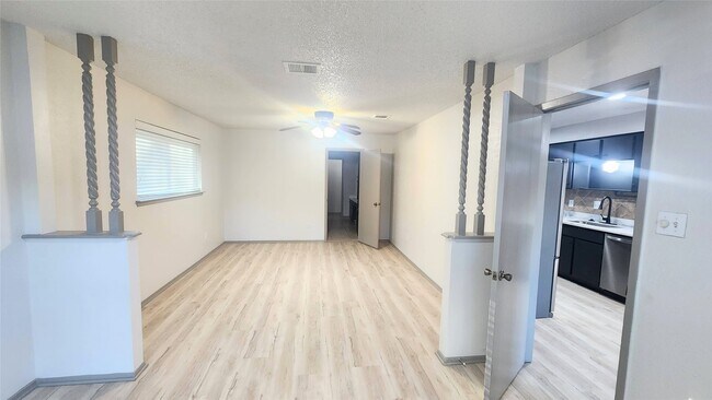 Building Photo - 22422 Deville Dr