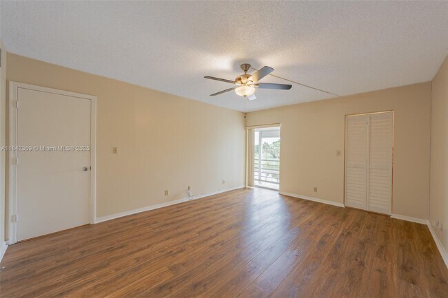 Building Photo - 3581 Inverrary Dr